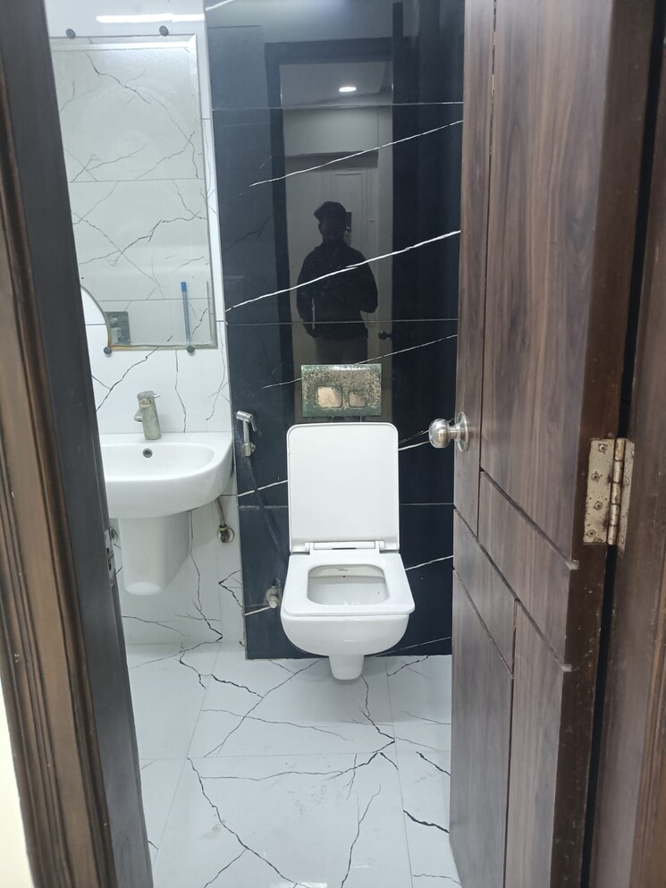 Bathroom, anand vihar 3 Bedroom 2000 Sq.Ft. Builder Floor In Anand Vihar Delhi 9426948