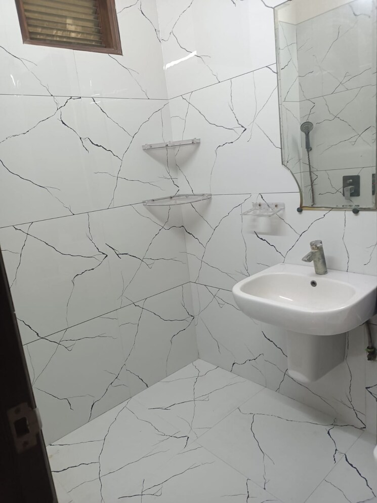 Bathroom, anand vihar 3 Bedroom 2000 Sq.Ft. Builder Floor In Anand Vihar Delhi 9426948