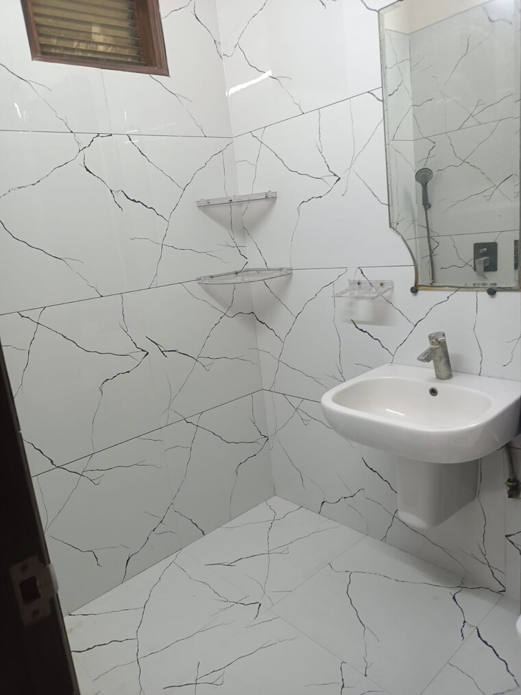 Bathroom, anand vihar 3 Bedroom 2000 Sq.Ft. Builder Floor In Anand Vihar Delhi 9426948