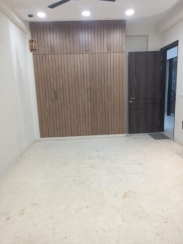 Room in 3 BHK Builder Floor at Anand Vihar – for Rent