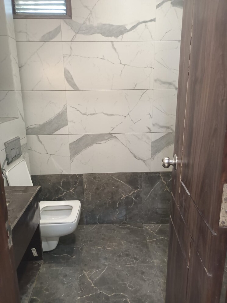 Bathroom, anand vihar 3 Bedroom 2000 Sq.Ft. Builder Floor In Anand Vihar Delhi 9426948