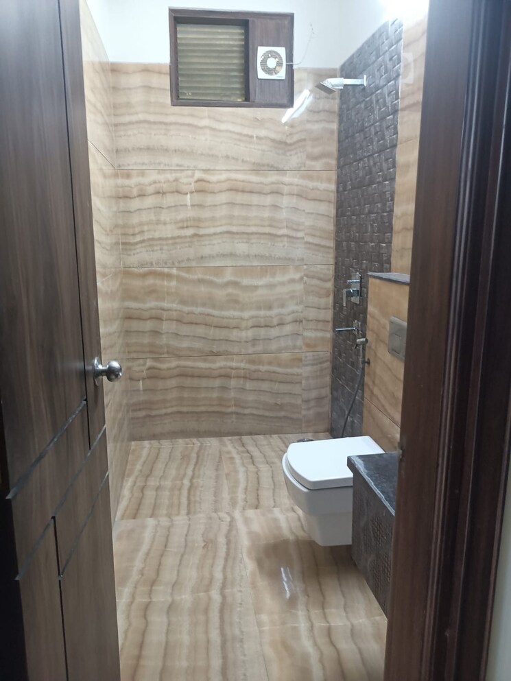 Bathroom, anand vihar 3 Bedroom 2000 Sq.Ft. Builder Floor In Anand Vihar Delhi 9426948