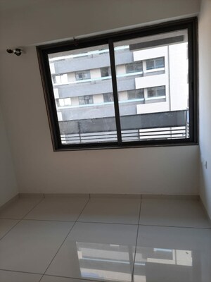 Room in 2 BHK Apartment at Vaishnodevi Circle – for Rent