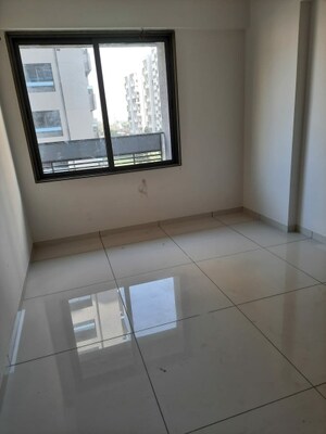 Room in 2 BHK Apartment at Vaishnodevi Circle – for Rent