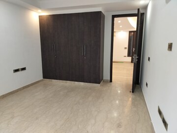 Room in 4 BHK Apartment at East Of Kailash – for Rent