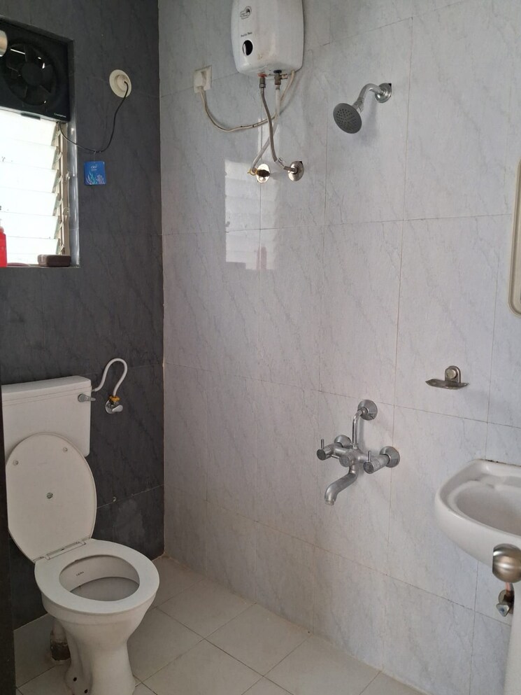 Bathroom, sukhwani-elmwoods 2.5 Bedroom 1450 Sq.Ft. Apartment In Pimple Saudagar Pune 9427286