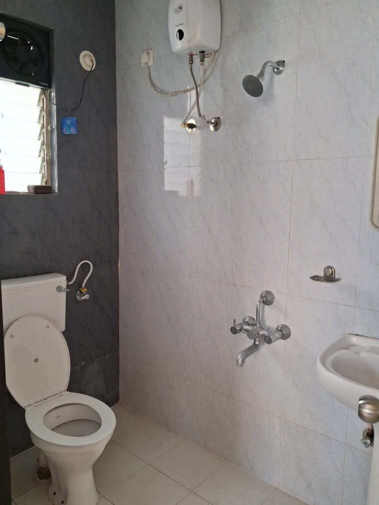 Bathroom, sukhwani-elmwoods 2.5 Bedroom 1450 Sq.Ft. Apartment In Pimple Saudagar Pune 9427286