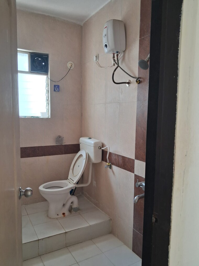 Bathroom, sukhwani-elmwoods 2.5 Bedroom 1450 Sq.Ft. Apartment In Pimple Saudagar Pune 9427286
