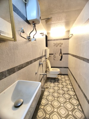 Master Bedroom in 3 BHK Apartment at Dudhsagar Apartment, Goregaon East – for Rent