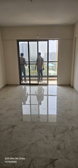 Room in 2 BHK Apartment at Majestique Towers, Kharadi – for Rent