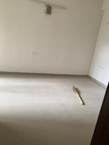 Room in 3 BHK Apartment at Omaxe Spa Village, Sector 78 – for Rent