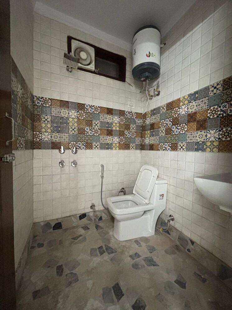 Bathroom, govindpuri 3 Bedroom 900 Sq.Ft. Builder Floor In Govindpuri Delhi 9427322