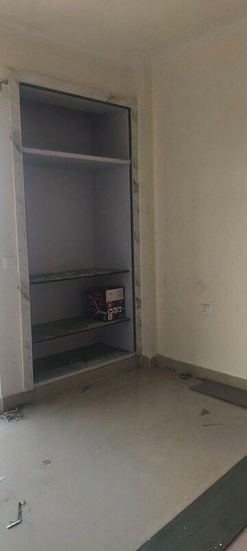 Room in 2.5 BHK Apartment at Amrapali Crystal Homes, Sector 76 – for Rent