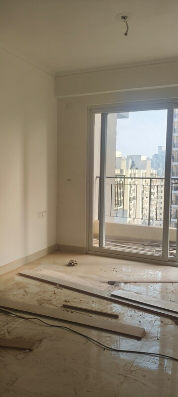 Room in 3 BHK Apartment at Amrapali Crystal Homes, Sector 76 – for Rent