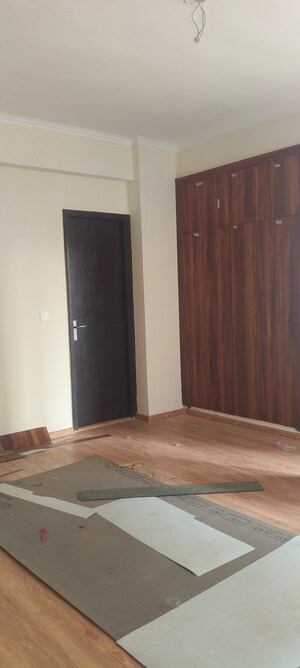 Room in 3 BHK Apartment at Amrapali Crystal Homes, Sector 76 – for Rent