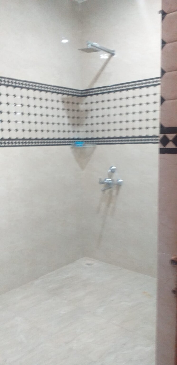 Bathroom, sector 43 3 Bedroom 215 Sq.Yd. Builder Floor In Sector 43 Gurgaon 9427428