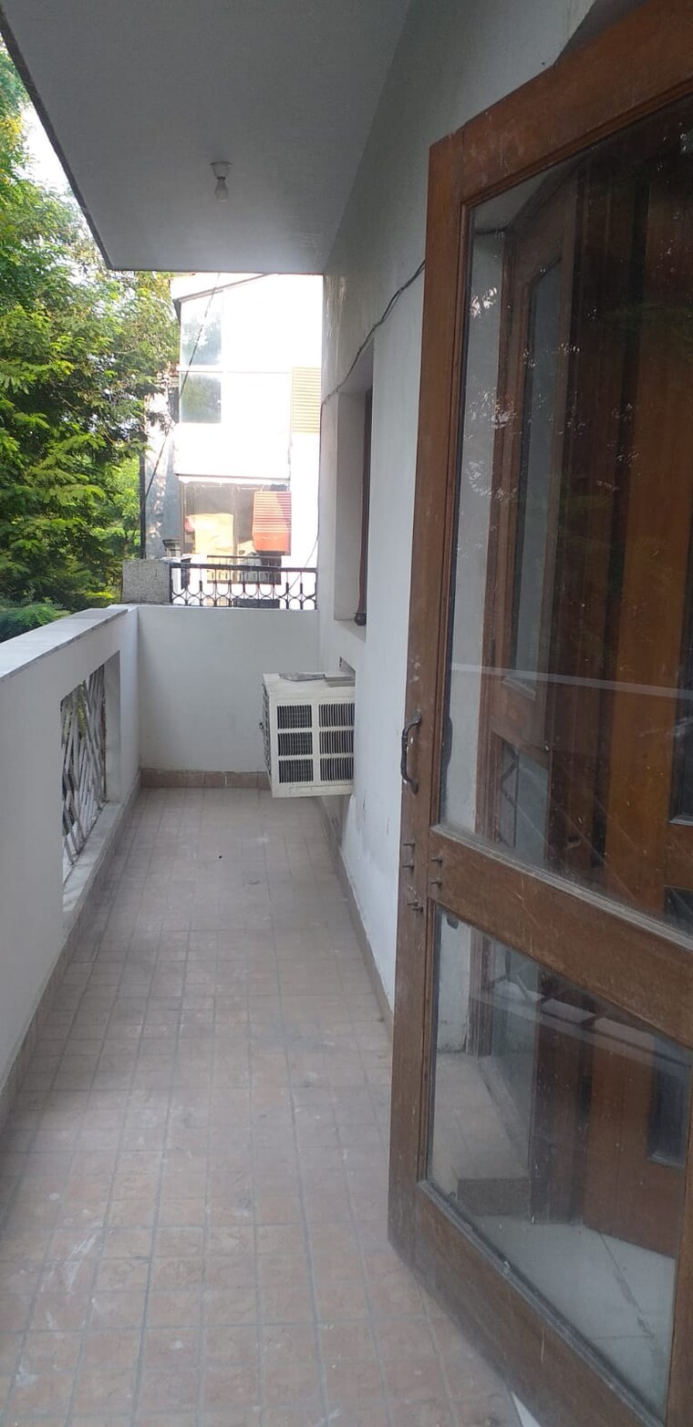 Balcony, sector 43 3 Bedroom 215 Sq.Yd. Builder Floor In Sector 43 Gurgaon 9427428