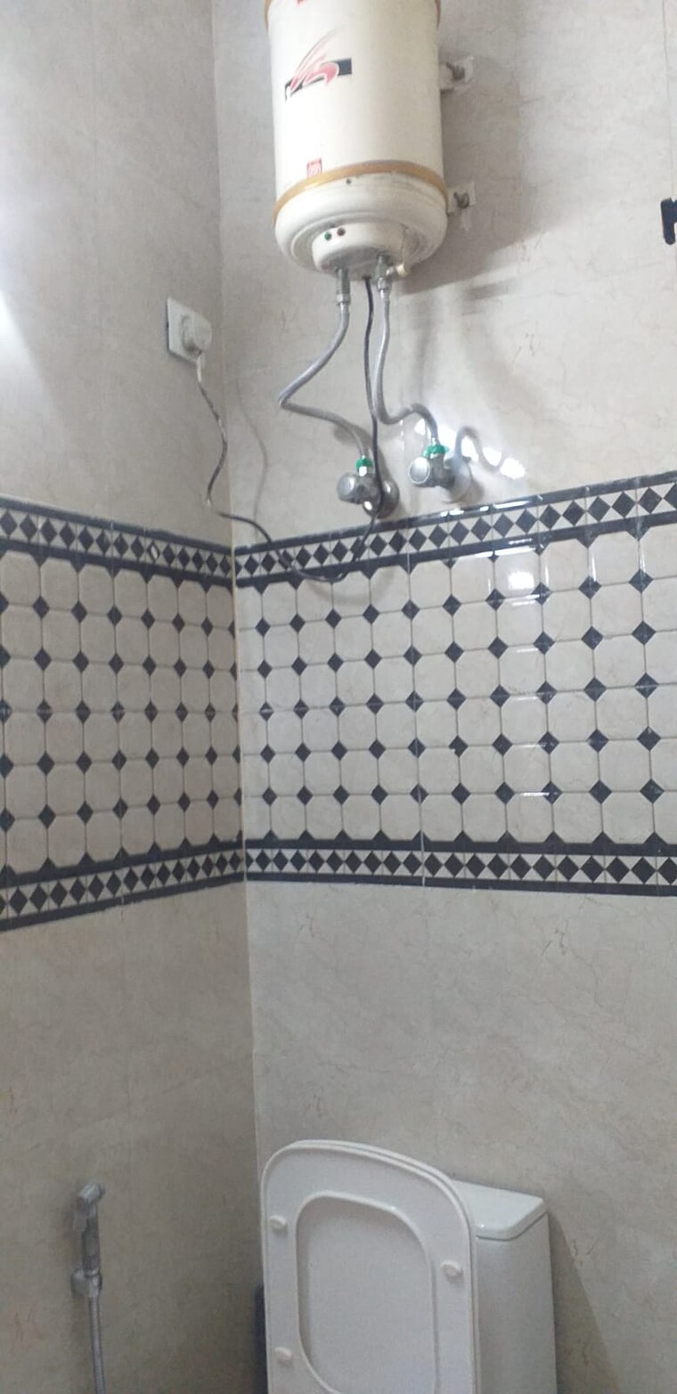 Bathroom, sector 43 3 Bedroom 215 Sq.Yd. Builder Floor In Sector 43 Gurgaon 9427428