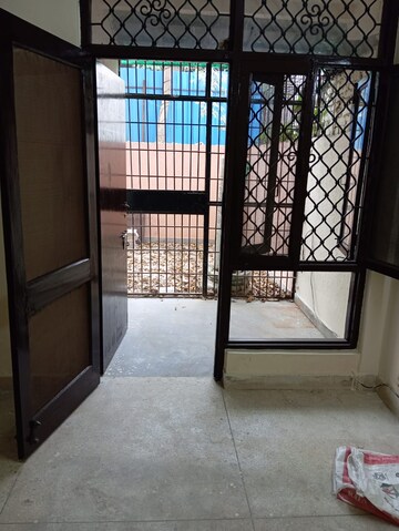 Room in 3 BHK Builder Floor at Mohit House, Sushant Lok I – for Rent