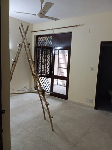 Room in 3 BHK Builder Floor at Mohit House, Sushant Lok I – for Rent