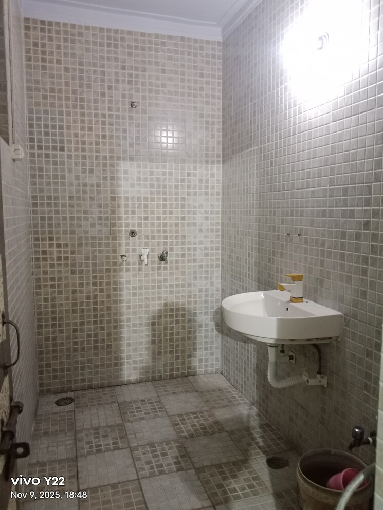 Bathroom, sector 37 2 Bedroom 1600 Sq.Ft. Builder Floor In Sector 37 Faridabad 9427448