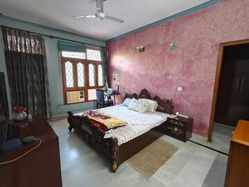 Bedroom in 3 BHK Builder Floor at Gupta Awas, Sector 43 – for Rent