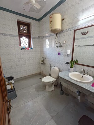 Team Area in 3 BHK Builder Floor at Gupta Awas, Sector 43 – for Rent