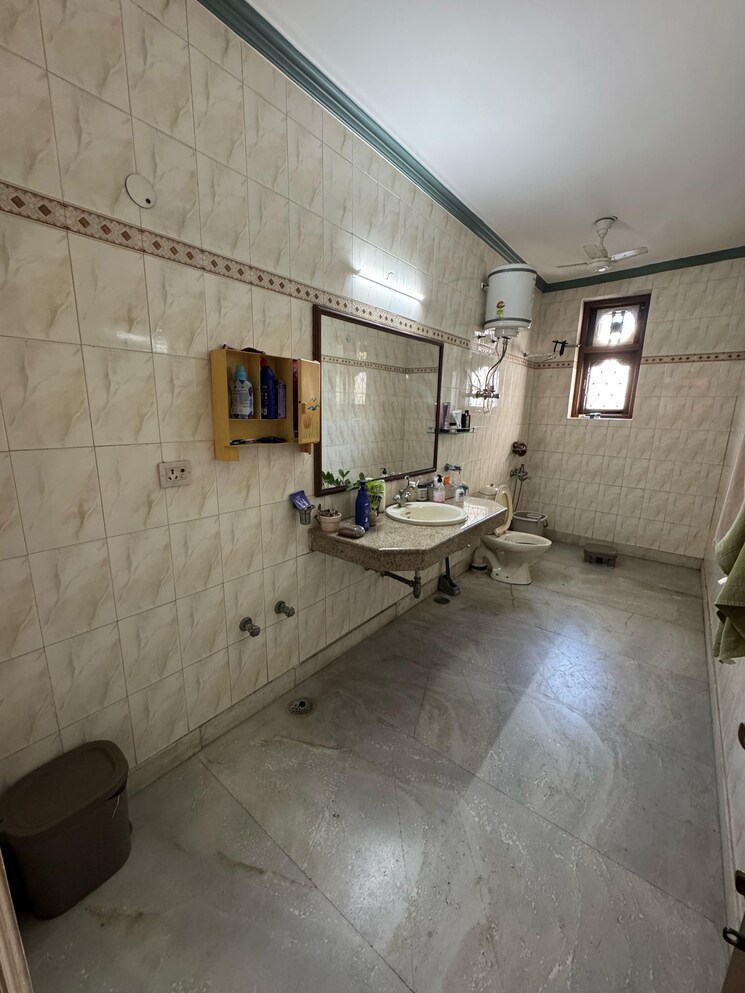Bathroom, gupta-awas 3 Bedroom 1450 Sq.Ft. Builder Floor In Sector 43 Gurgaon 9427440