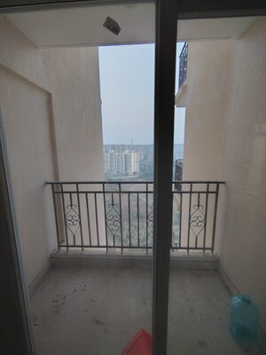 Room in 3 BHK Apartment at Signature Global Golf Greens, Sector 79 – for Rent