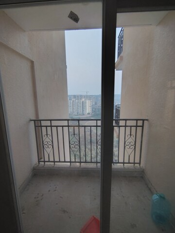 Room in 3 BHK Apartment at Signature Global Golf Greens, Sector 79 – for Rent