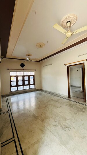 Room in 3 BHK Independent House at Indraprastha – for Rent