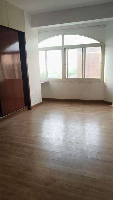 Room in 2.5 BHK Apartment at Mayur Vihar – for Sale