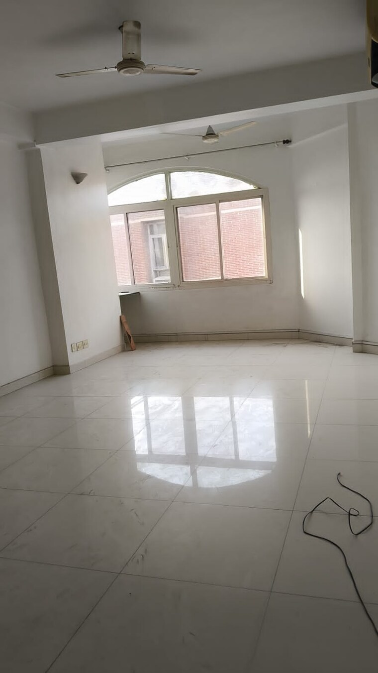 Room, mayur vihar 2.5 Bedroom 1345 Sq.Ft. Apartment In Mayur Vihar Delhi 9427521