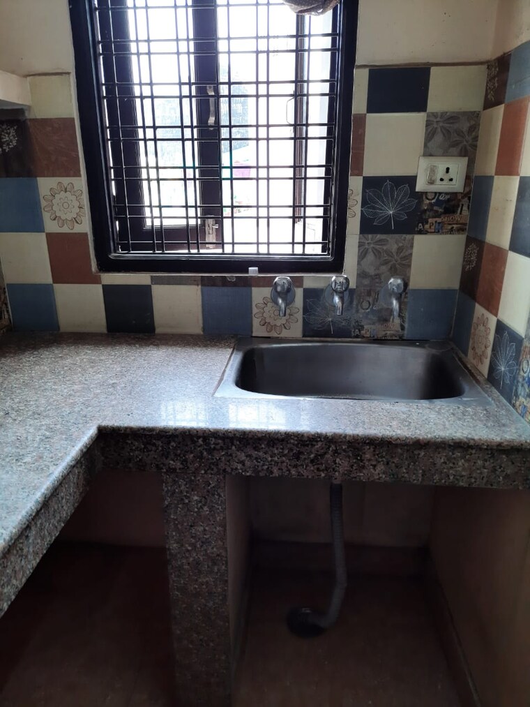 Kitchen, mayur vihar 1.5 Bedroom 550 Sq.Ft. Builder Floor In Mayur Vihar Delhi 9427546