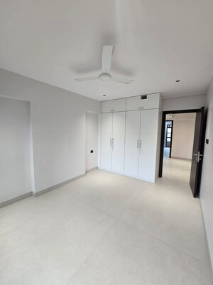 Room in 3 BHK Apartment at Zindagi CHS, Khar West – for Rent