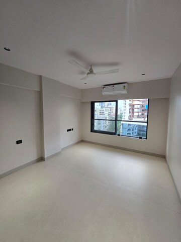 Room in 3 BHK Apartment at Zindagi CHS, Khar West – for Rent