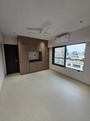 Room in 3 BHK Apartment at Zindagi CHS, Khar West – for Rent