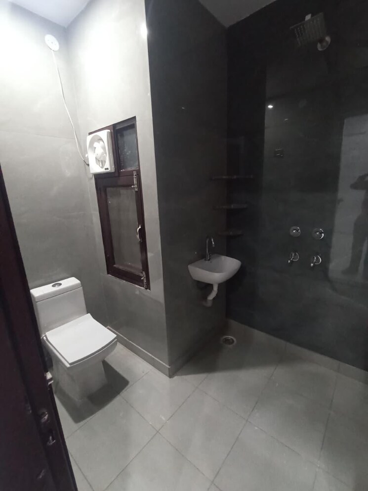 Bathroom, sector 8 dwarka 2 Bedroom 80 Sq.Yd. Builder Floor In Sector 8 Dwarka Delhi 9427627