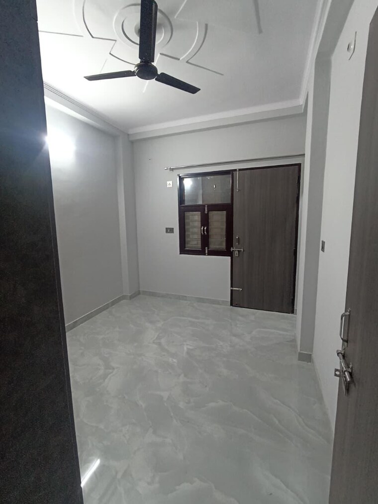 Room, sector 8 dwarka 2 Bedroom 80 Sq.Yd. Builder Floor In Sector 8 Dwarka Delhi 9427627