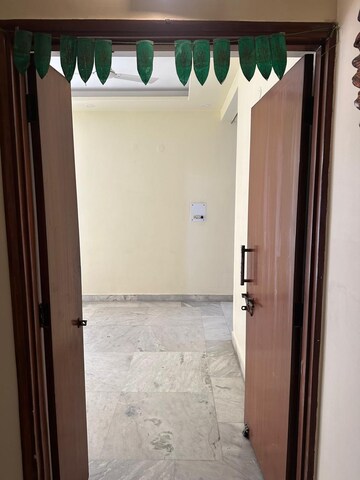 Room in 3 BHK Apartment at Gardenia Golf City, Sector 75 – for Rent