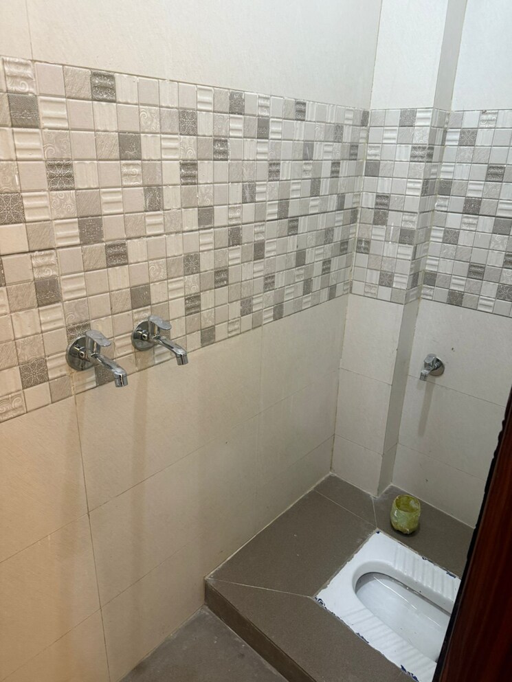 Bathroom, raj nagar 2 Bedroom 75 Sq.Yd. Builder Floor In Raj Nagar Delhi 9428039