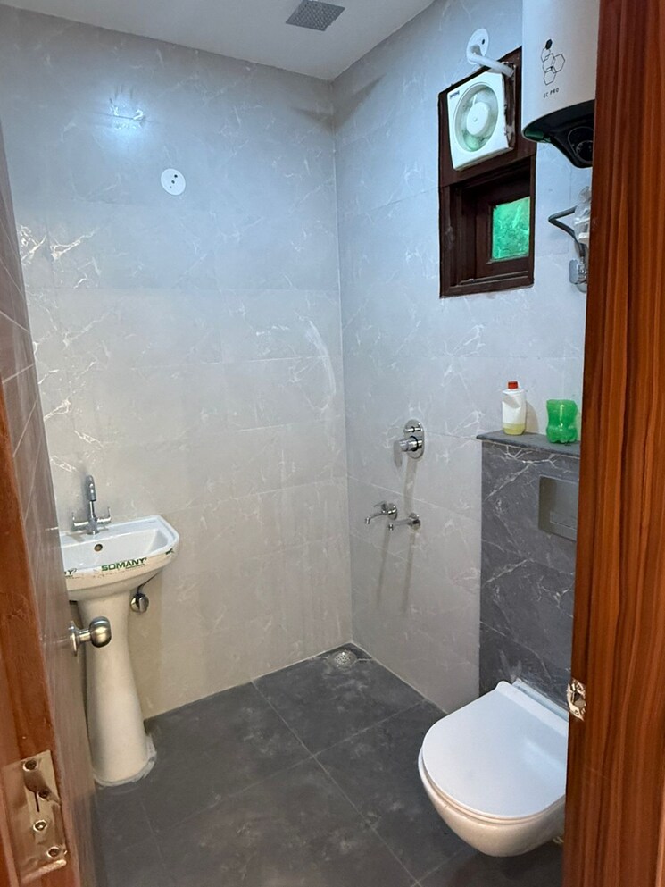 Bathroom, raj nagar 2 Bedroom 75 Sq.Yd. Builder Floor In Raj Nagar Delhi 9428039