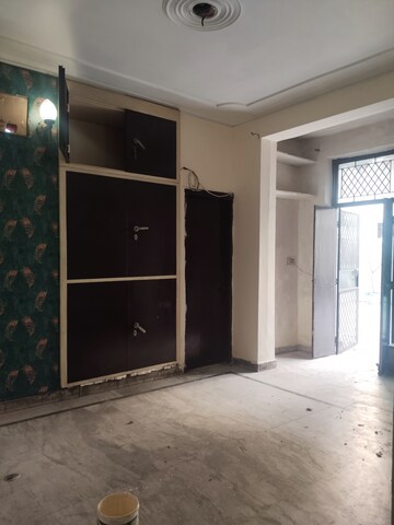 Room in 3 BHK Builder Floor at Ashoka Enclave 3, Sector 35 – for Rent