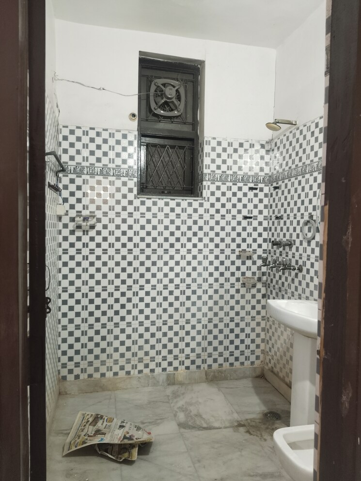 Bathroom, ashoka-enclave-3 3 Bedroom 2250 Sq.Ft. Builder Floor In Sector 35 Faridabad 9428062