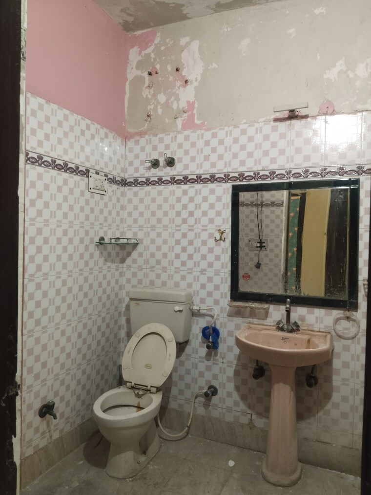 Bathroom, ashoka-enclave-3 3 Bedroom 2250 Sq.Ft. Builder Floor In Sector 35 Faridabad 9428062