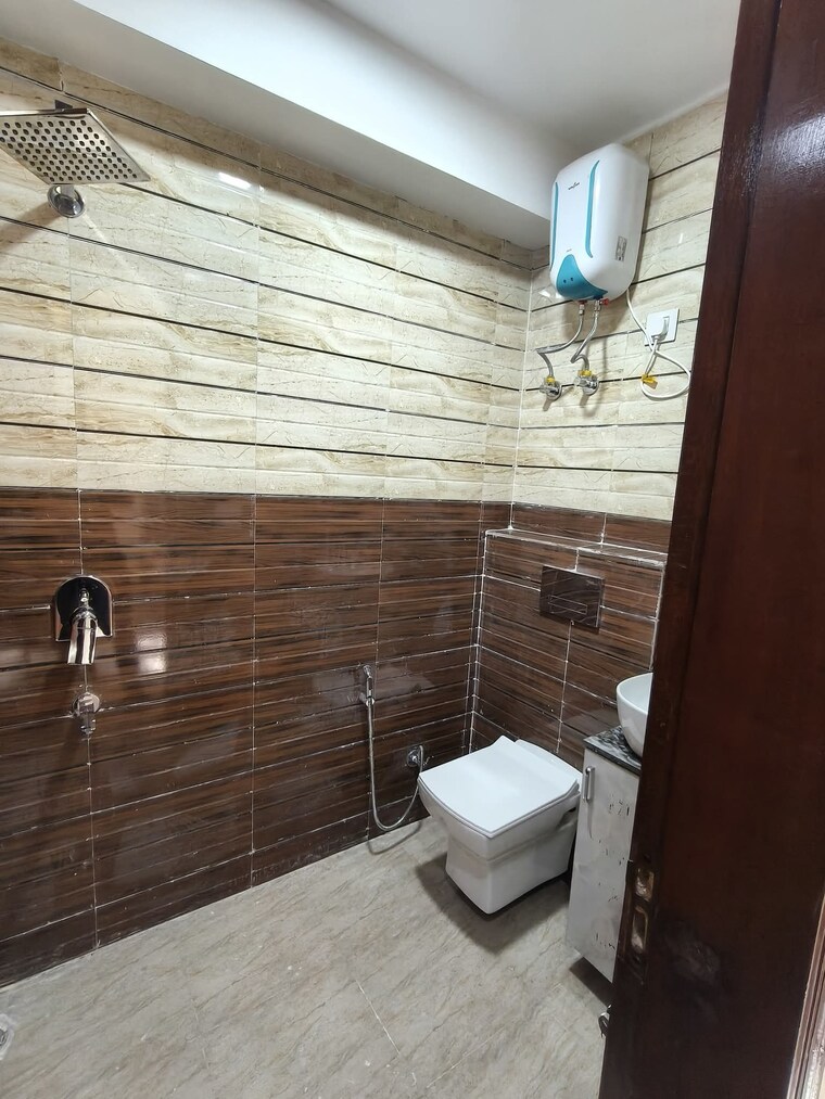 Bathroom, sector 45 3 Bedroom 1900 Sq.Ft. Builder Floor In Sector 45 Gurgaon 9428127