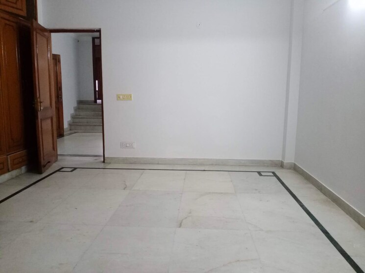 Room, greater kailash ii 3 Bedroom 2000 Sq.Ft. Builder Floor In Greater Kailash ii Delhi 9428145