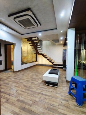 Lift in 4 BHK Apartment at DLF The Crest, Sector 54 – for Sale