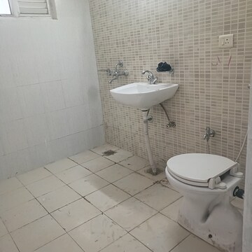 Bathroom in 5 BHK Apartment at UPAVP Ganga Yamuna And Hindon Enclave, Pratap Vihar – for Rent