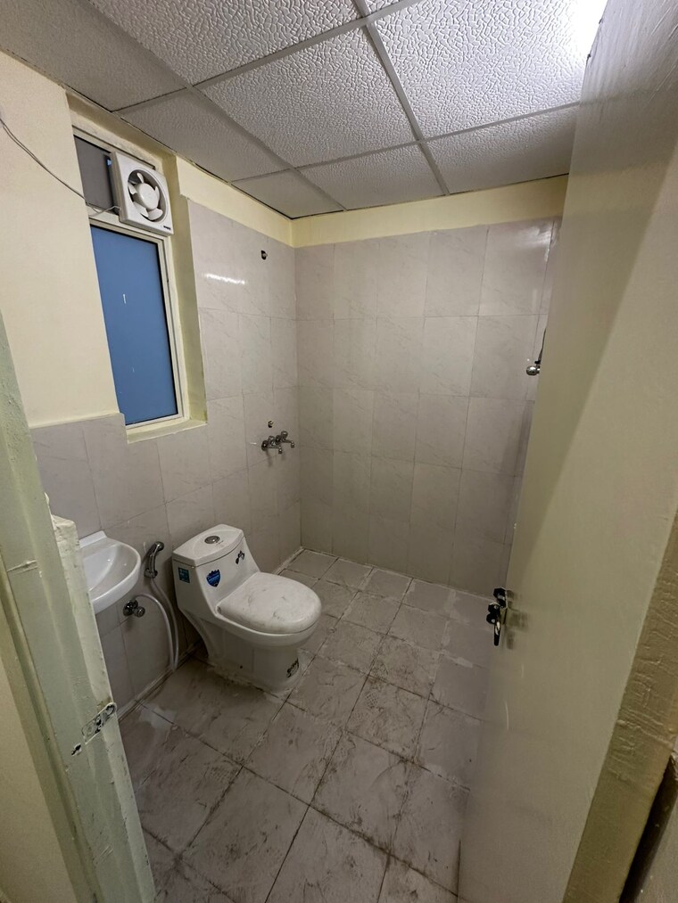 Bathroom, silverglades-the-ivy 3 Bedroom 3487 Sq.Ft. Apartment In Sector 28 Gurgaon 9428173